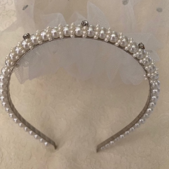 Vintage Pearl Headband With Tulle Veil - Picture 5 of 15